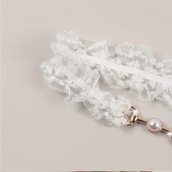 Bridal garter, golden bar w/ pearl bead approx. 9” diameter. NIP, elastic band - Picture 2 of 7